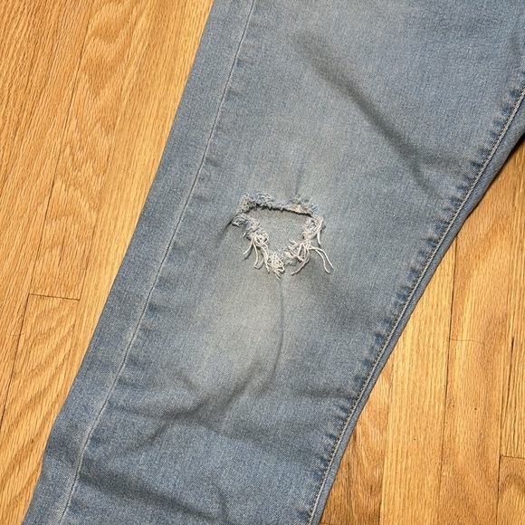 Levi's Wedgie Straight Raw Hem Distressed Light Wash High Rise Women's Jeans - Picture 5 of 10